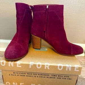 Suede boots. Like brand new. Size 9M.
